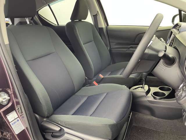 【運転席】座り心地が良いシートなので長時間の運転でも快適にお過ごしいただけます。新品のフロアマットのご注文も可能です。掲載箇所以外にご希望の写真がございましたらお気軽にお問い合わせ下さい。