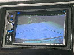【バックカメラ】駐車時に後方がリアルタイム映像で確認できます。大型商業施設や立体駐車場での駐車時や、夜間のバック時に大活躍！運転スキルに関わらず、今や必須となった装備のひとつです！