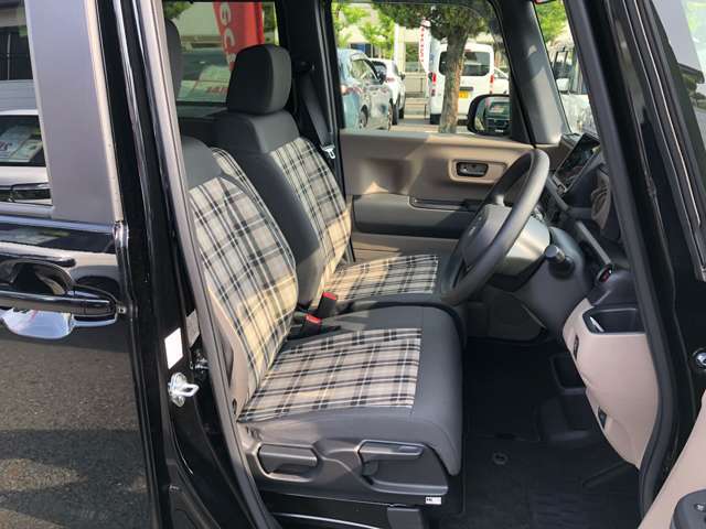 ゆったり、しっかりと座れるシートに運転席は高さ調節可能なハイトアジャスター付き！シート位置の前後と高さ、レバーの上下左右の調節で自分にあったポジションを見つけることができます！