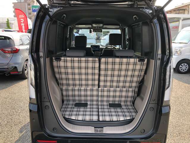 リアゲートを開ければ広々室内シートスライドで荷室スペース調整できます。