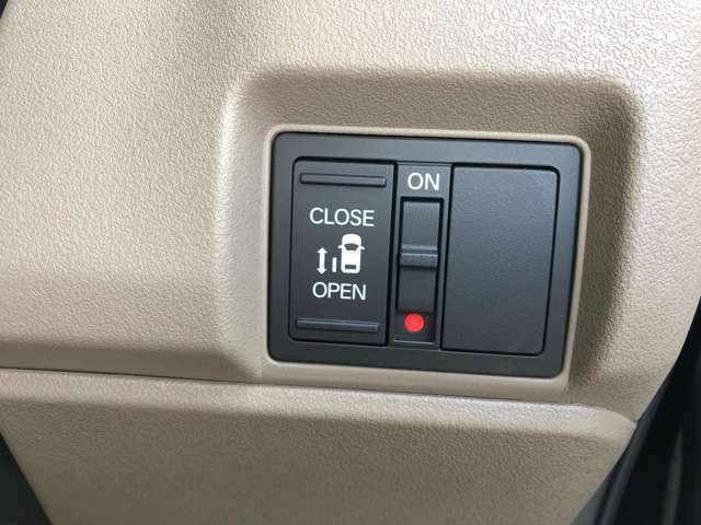 運転席からスイッチ1つでスライドドアを操作でき、荷物を持った方やお子様、お年寄りの乗り降りがとても楽になります！