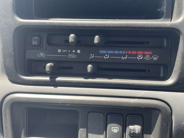 運転席操作部の写真です！席から操作しやすい位置に配置されており、快適な運転の強い味方となってくれます。ぜひ来場して、実際に触ってみてください♪