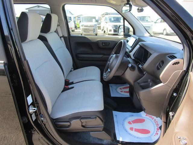 女性の方ももちろんですが、運転席側、助手席側の足元スペースが広いので男性の方が運転しても窮屈になりにくいですよ！