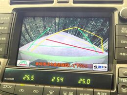 【バックカメラ】駐車時に後方がリアルタイム映像で確認できます。大型商業施設や立体駐車場での駐車時や、夜間のバック時に大活躍！運転スキルに関わらず、今や必須となった装備のひとつです！