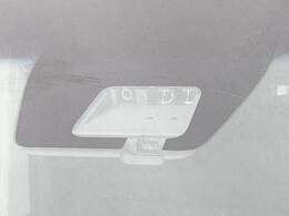 【三菱e-Assist】走行中に前方の車両等を認識し、衝突しそうな時は警報とブレーキで衝突回避と被害軽減をアシスト。より安全にドライブをお楽しみいただけます。