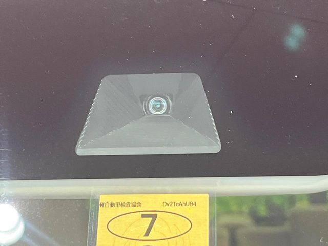 【ホンダセンシング】走行中に前方の車両等を認識し、衝突しそうな時は警報とブレーキで衝突回避と被害軽減をアシスト。より安全にドライブをお楽しみいただけます。
