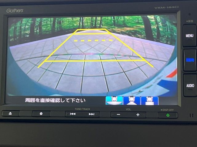 【バックカメラ】駐車時に後方がリアルタイム映像で確認できます。大型商業施設や立体駐車場での駐車時や、夜間のバック時に大活躍！運転スキルに関わらず、今や必須となった装備のひとつです！