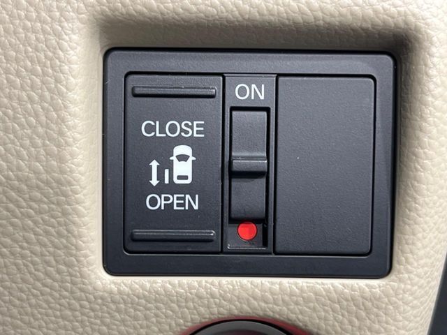 【パワースライドドア】スマートキーや運転席のスイッチでスライドドアの開閉が可能♪電動だから力を入れてドアを開ける必要が無く、小さいお子様でも、重い荷物を持っている時もラクに開け閉めできます♪