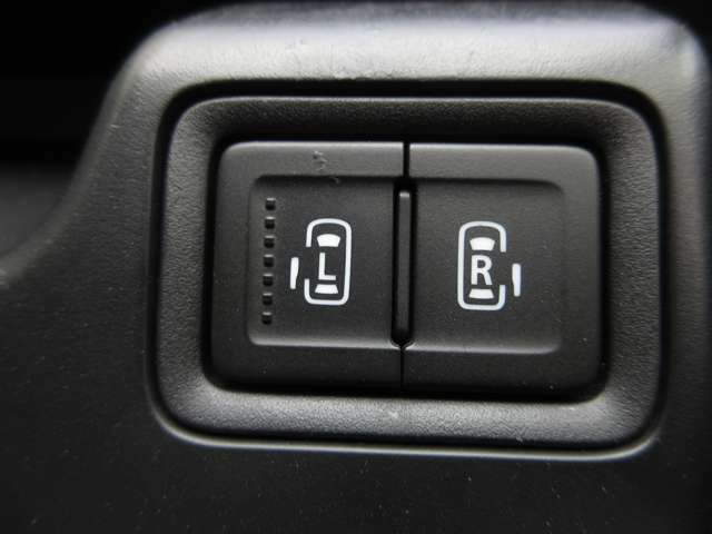 【両側電動スライドドア】荷物などで両手が塞がっている時でも、ワンタッチで自動で開閉することができます。