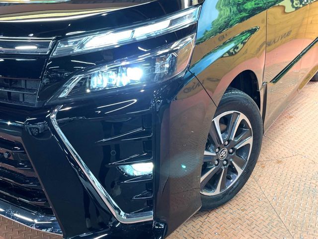 【LEDヘッドライト】悪天候や夜間走行時も良好な視界を確保し安心して運転できる高輝度LEDヘッドライトを装備！点灯速度が早く、消費電力も抑えられています。