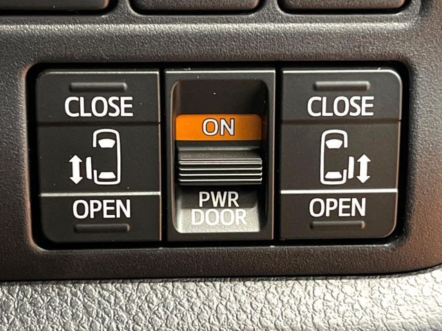 【両側パワースライドドア】スマートキーや運転席のスイッチで後席両側スライドドアの開閉が可能♪電動だから力を入れてドアを開ける必要が無く、小さなお子様でも簡単に開け閉めでき快適です♪