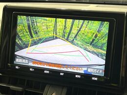 【バックカメラ】駐車時に後方がリアルタイム映像で確認できます。大型商業施設や立体駐車場での駐車時や、夜間のバック時に大活躍！運転スキルに関わらず、今や必須となった装備のひとつです！