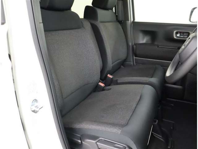 シックな色使いの運転席周りです♪すっきりとしたデザインで上品な色使いです。居心地の良い運転席、長く座っていられるリラックスできるデザインです！