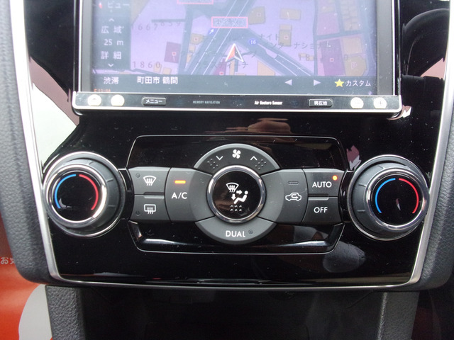 デュアル切り替え機能付きオートエアコン。