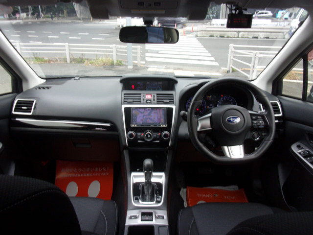 本革巻きステアリングホイール。