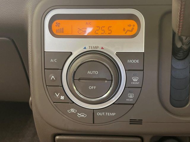 【オートエアコン】一度お好みの温度に設定すれば、車内の温度を検知し風量や温度を自動で調整。暑い…寒い…と何度もスイッチ操作をする必要はありません。快適な車内空間には必須の機能ですね♪