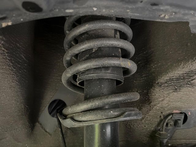 お車を安心してお乗りいただく為には、足回りの定期点検が欠かせません。サービスサポート（有償保証）では無料点検もご提供しており、安心のカーライフをお過ごしいただけるサポート体制が整っています。