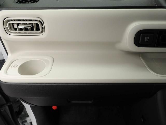 カップホルダーは運転席や助手席からちょうど手の届く位置です！！