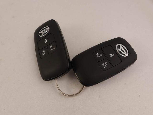 カバンやポケットに入れたままでもドアの施錠・解錠が可能なスマートキーを装備。エンジンのオン・オフ時もカギを取り出す必要が無いからとっても便利です♪