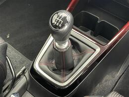 【マニュアルトランスミッション（MT）】車速や道路状況に応じてシフトレバーとクラッチを操作することで、車との一体感を味わいながら走ることができます。