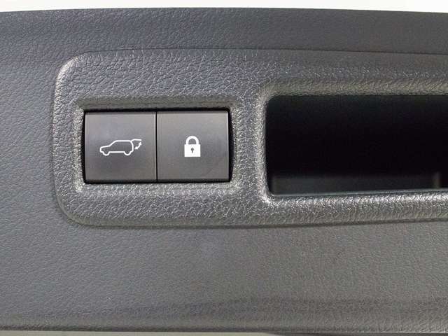 スイッチ操作でトランクリッドの自動開閉が行えます。電子キー本体のワイヤレス機能や運転席のスイッチからでもオープン操作が可能です！高級車ならではの快適装備です！！