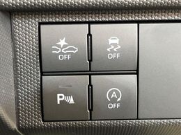 【スマートアシスト】走行中に前方の車両等を認識し、衝突しそうな時は警報とブレーキで衝突回避と被害軽減をアシスト。より安全にドライブをお楽しみいただけます。