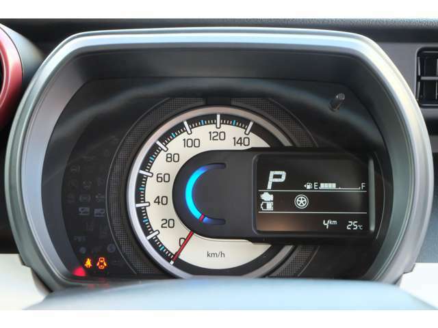 【自動車メーター】メーターは、スピードメーター、エンジン回転計、燃料計、水温計、シフトポジション表示、オドメーターの6つの指示計からなります。加えて、自動車の異常を知らせる警告灯が備わっています！