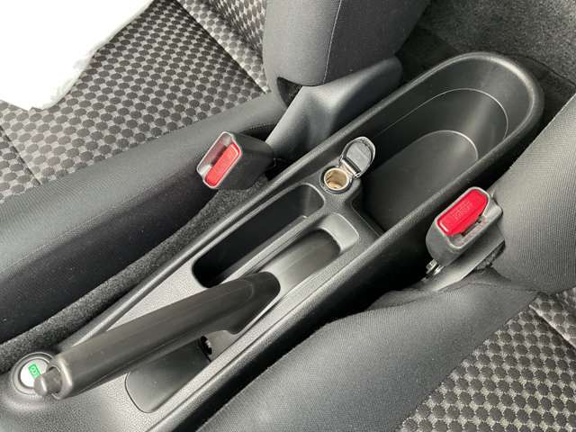 前席運転席と助手席の間には、サイドブレーキに収納スペースもあって便利♪