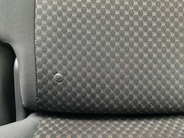 シートベルトを使わずチャイルドシートとクルマの固定金具を連結するだけのカンタンでガッチリ固定できるISOFIXがございます