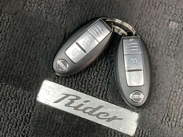 【インテリジェントキー】　ドアロックの開閉やエンジンスタートの操作までもボタンひとつでOKなんです。お買い物で、両手が塞がっている時もキーをポケットに入れていればボタン一つでドアロックを開閉出来ますよ