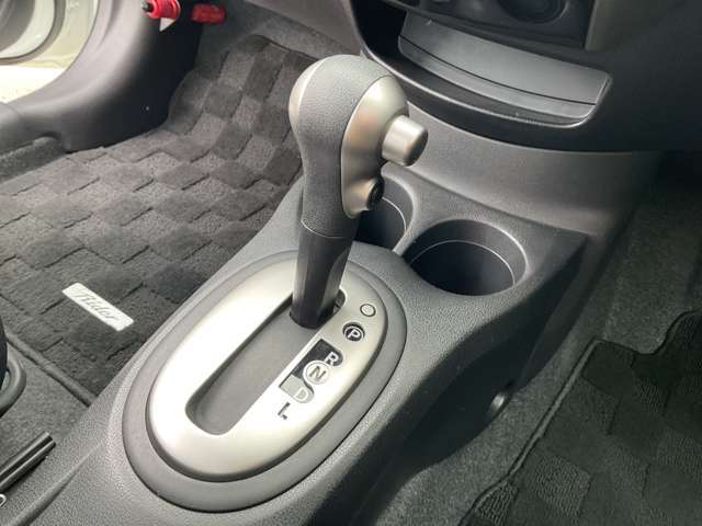 ギアを段階的に切り替えるのではなく、プーリー（滑車）とベルトの組み合わせによって、変速比を滑らかに連続的に変化させます。これにより、変速ショックがなく、滑らかな加速と優れた燃費性能が実現します。