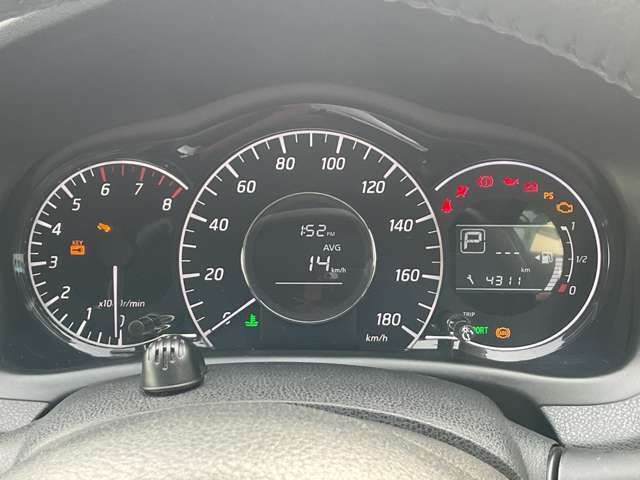 デジタルとアナログを融合させた、視認性の良いメーターパネルです。