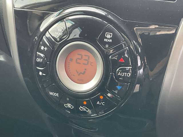 設定した温度に合わせて自動で風量など調節！オートエアコン！