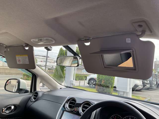 日差しを遮るためのもので、自動車のフロントガラス上部に取り付けらています。運転席側には、エチケットミラーも装備