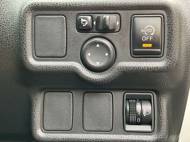 アイドリングストップやヘッドライトレベライザー付き