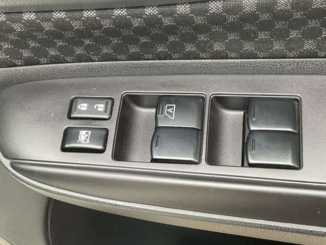 集中ドアロックボタンやウィンドウロックボタン、各ドアはパワーウィンドウ付きです！