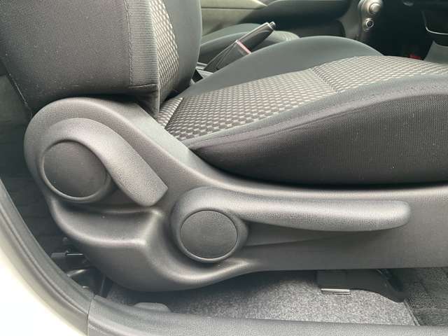 運転席シートリフター（ラチェット式）で、座面の高さも上下に動き、体格にあわせて調整ができ広々でゆったり運転できます♪