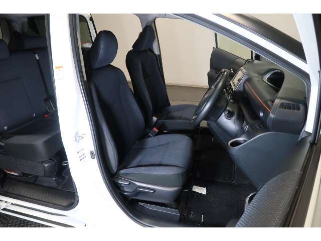 すわり心地の良い運転席・助手席です。長時間のドライブの疲れ軽減に貢献します。どうぞ快適なドライブを♪