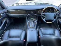 走行17000Km。内外装共に良好で目を見張るコンディションの個体です。禁煙車なので嫌なニオイもありません。