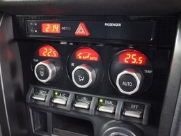 左右独立温度コントロールフルオートエアコン！運転席、助手席それぞれ独立して温度設定が可能です。