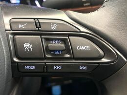 【レーダークルーズコントロール】高速道路での長距離走行が楽に！！自動で速度を保つクルーズコントロールが、衝突軽減システムと連携し、前方の車両を感知して車間を保つように速度調節してくれます！！