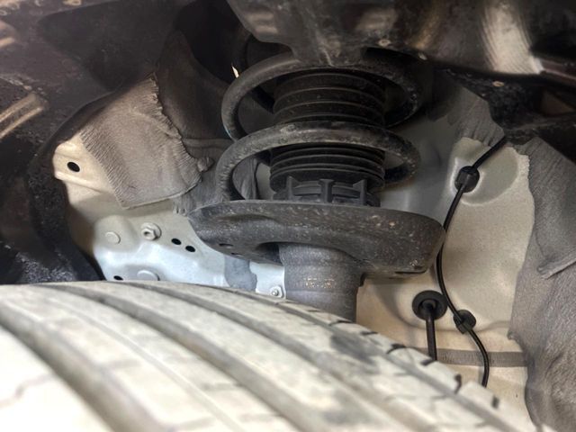 お車を安心してお乗りいただく為には、足回りの定期点検が欠かせません。サービスサポート（有償保証）では無料点検もご提供しており、安心のカーライフをお過ごしいただけるサポート体制が整っています。