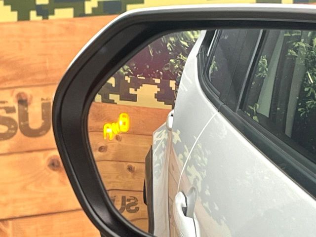 【ブラインドスポットモニター】走行中、ドアミラーの死角になりやすい箇所に後続車が接近するとサイドミラーのレンズに警告を表示！ドライバーに注意喚起をしてくれます。