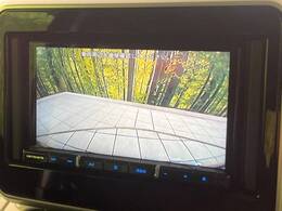 【バックカメラ】駐車時に後方がリアルタイム映像で確認できます。大型商業施設や立体駐車場での駐車時や、夜間のバック時に大活躍！運転スキルに関わらず、今や必須となった装備のひとつです！