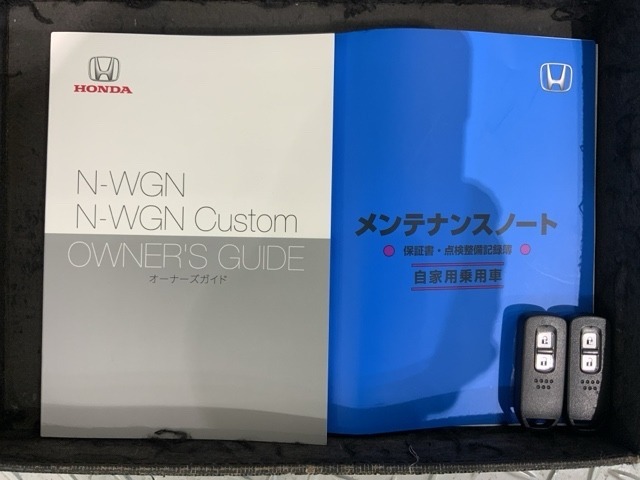 スマートキーは鍵をバッグに入れたままでもドアロックの開閉やエンジンのON・OFFができます。夜間や雨の日も鍵を探さなくて良いので便利です。