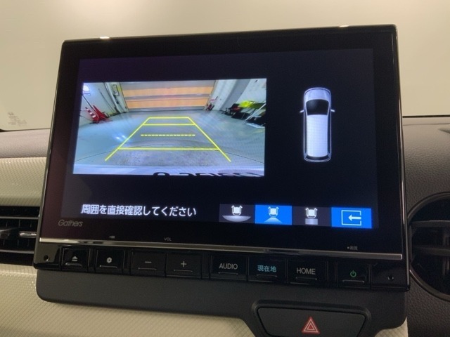リバースギアに入れるだけで後方の表示へ切り替わります。夜間や雨の日の駐車も楽になりますよ。
