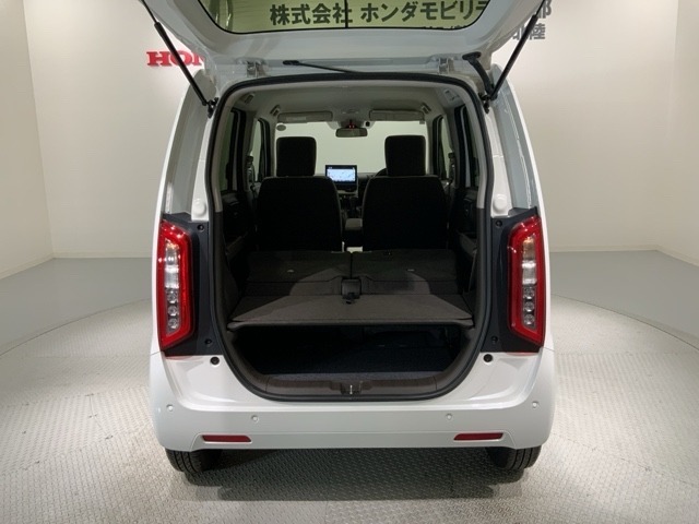 リアシートを倒すと、ラゲッジスペースを広くお使いいただけます！