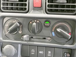 寒い冬も暑い夏も全席に快適な空調を届けてくれる、ダイヤル式エアコンを装備♪