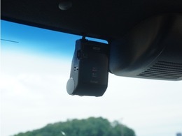 ◆ドライブレコーダー◆映像・音声などを記録する自動車用の装置です。　もしもの事故の際の記録はもちろん、旅行の際の思い出としてドライブの映像を楽しむことができます。