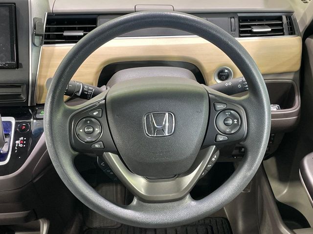 【ステアリングスイッチ】運転中、前方から目線をそらすことなく、オーディオ等の操作が可能な便利機能！安心＆快適なドライブを演出してくれます♪